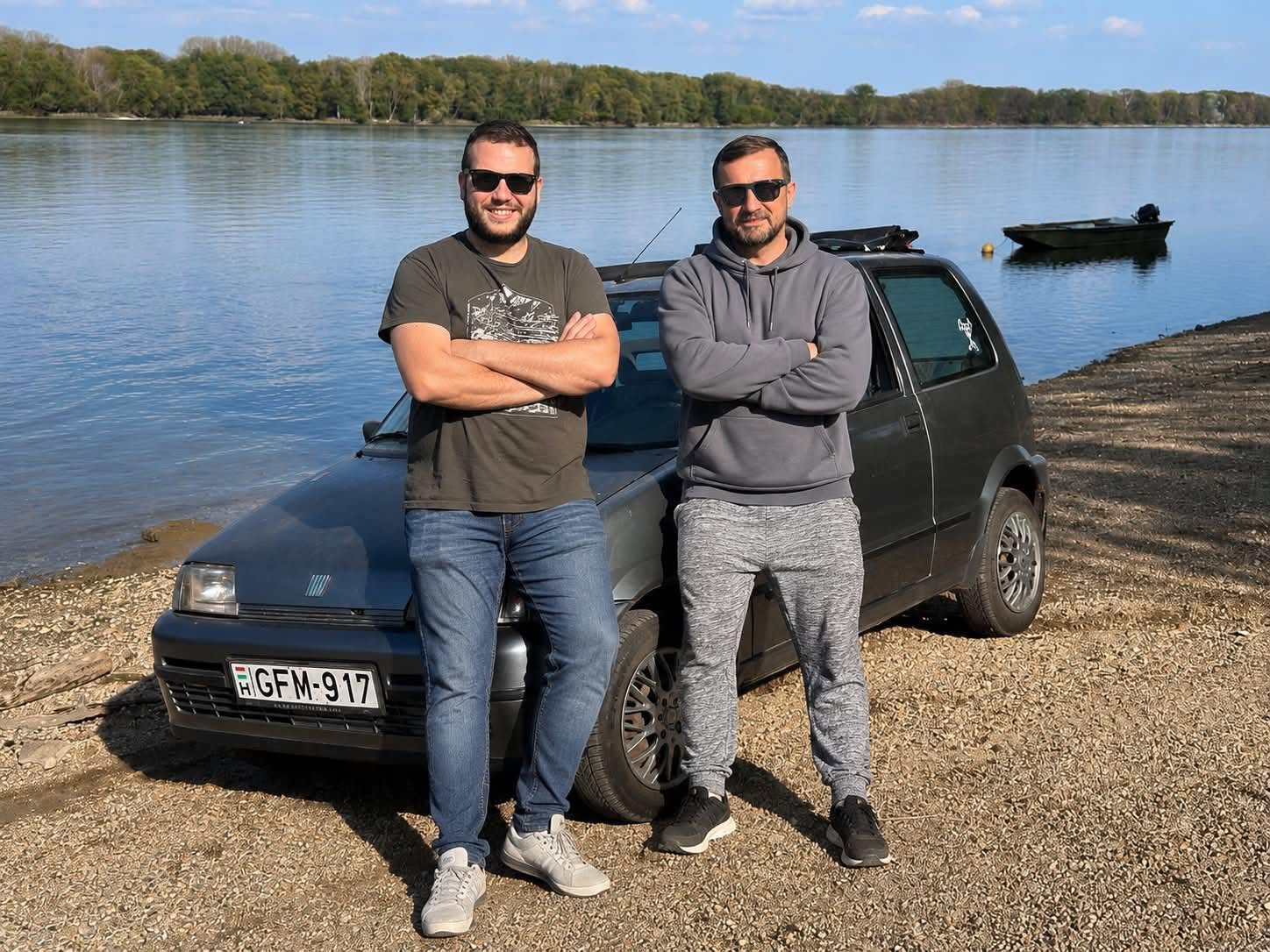 Krisztián és Attila a Fiat Cinquecento előtt a Duna-parton