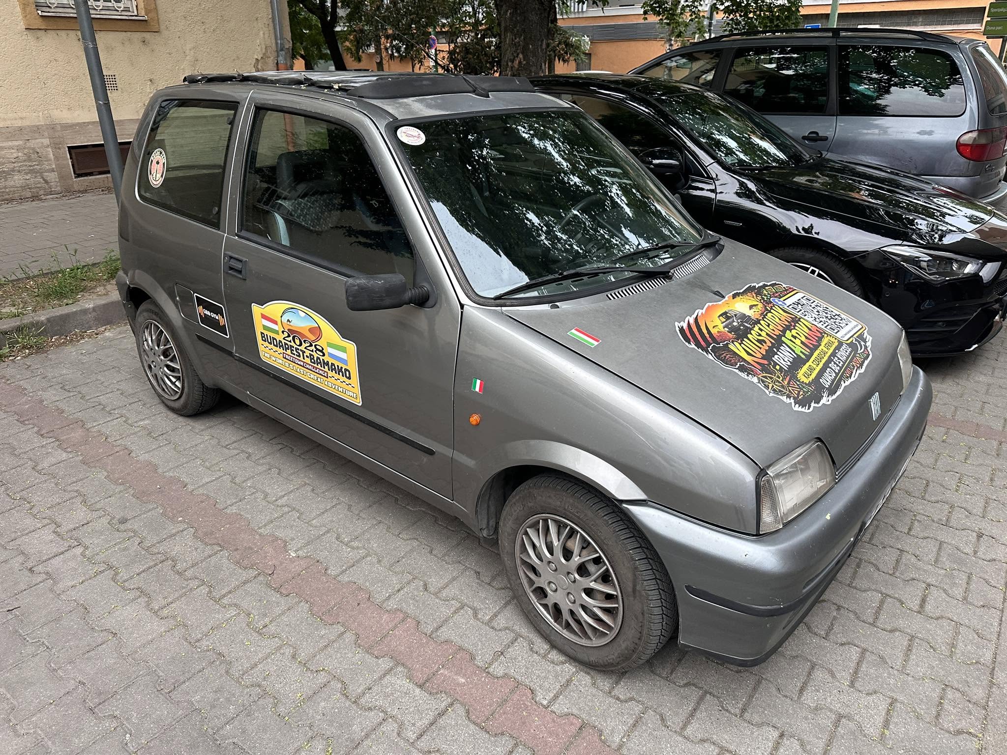 A Kulcsfigurák Fiat Cinquecentója matricákkal
